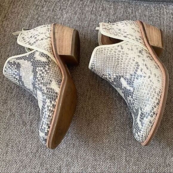 Sofft Abena Cream Leather Snake Print
Comfortable Ankle Boots Women's Size 6 EUC - Picture 5 of 12